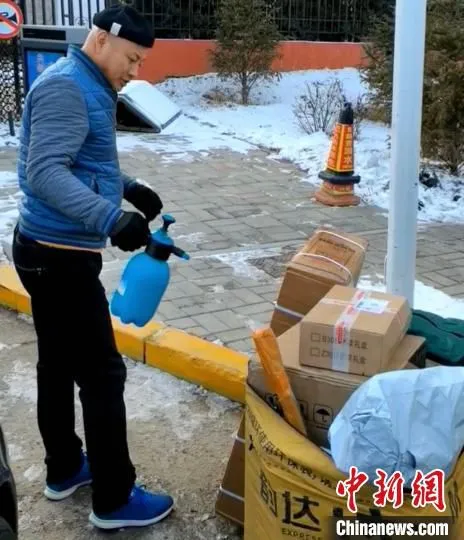 图为呼和浩特一菜鸟驿站工作人员在对快递进行消杀。　奥蓝 摄