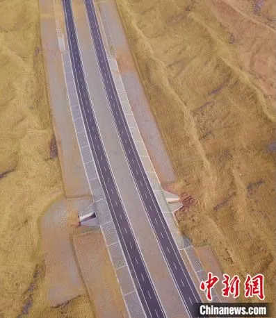 航拍乌玛高速。于晶 摄