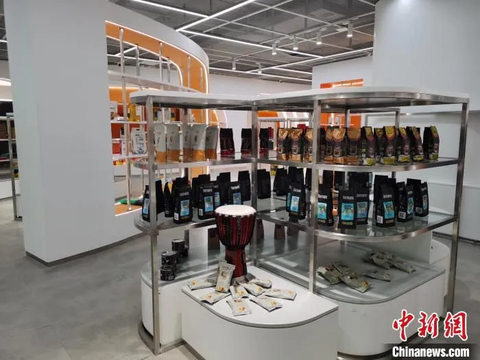 展示在中非经贸合作促进创新示范园的非洲可可等产品。　向一鹏 摄