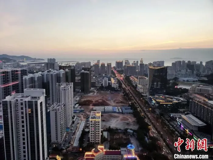 资料图：夕阳余光中的三亚城区。　王晓斌 摄