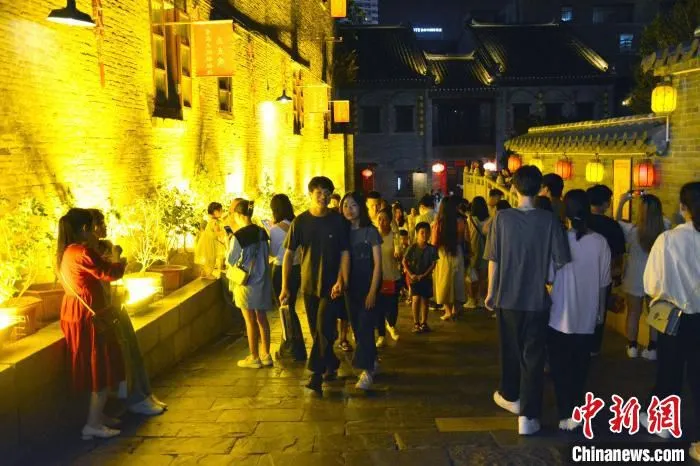 图为南宁市三街两巷历史文化街区里的游客密集。　林洁琪 摄