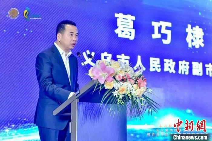 葛巧棣则透露，将通过健全农产品基地、流通网络、数字化运营等设施，推动乡村产业迭代升级，推动共同富裕。　复旦大学管理学院供图