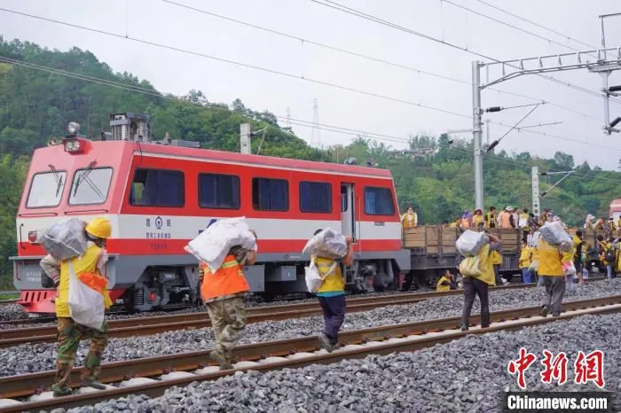 图为铁路工人对线路进行精调。　缪超 摄