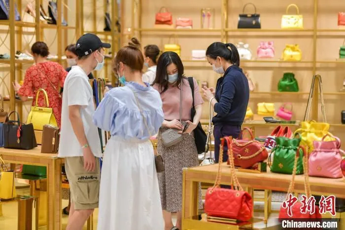 图为游客在海口日月广场免税店选购商品。骆云飞 摄
