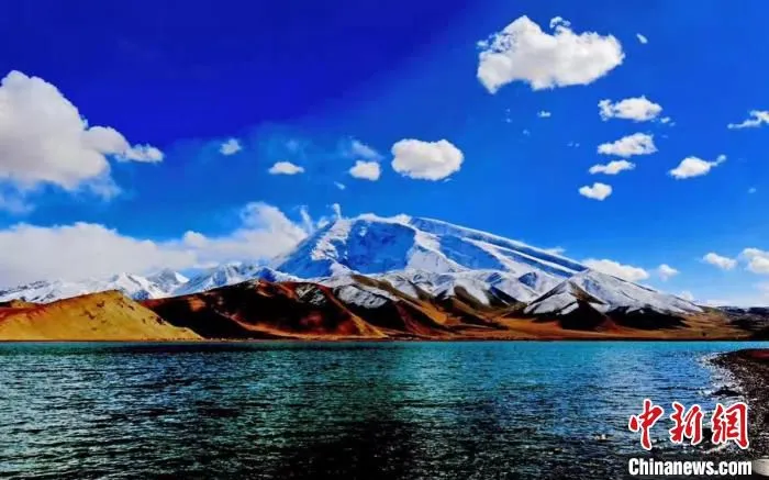 傍晚时分慕士塔格峰下的卡拉库里湖。　阿克陶县布伦口乡提供
