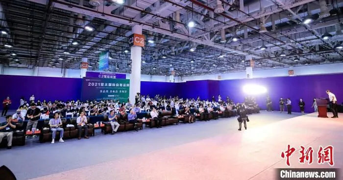来自全国的各业态零售商、服务商、供应商和政府部门、协会代表与会，共商发展。　杨伏山 摄