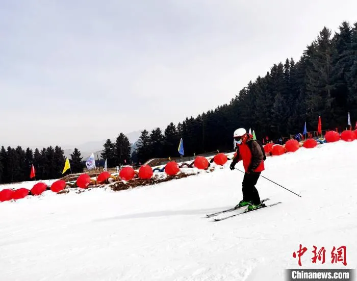 图为滑雪现场。　张添福 摄