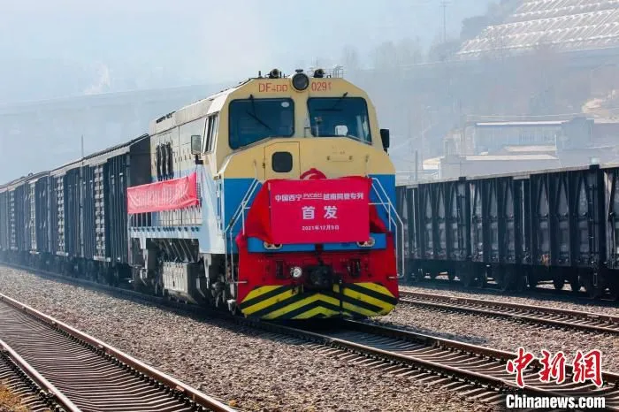 图为今年12月9日，西宁至越南同登的中越公铁联运国际货运专列从西宁发出。　周悦翔 摄