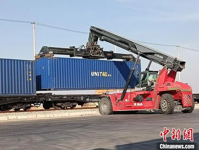 图为装车现场。　刘安康 摄