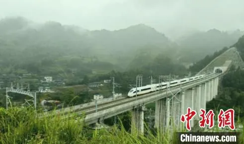 图为，高铁驶过洞上河大桥 刘新红 摄