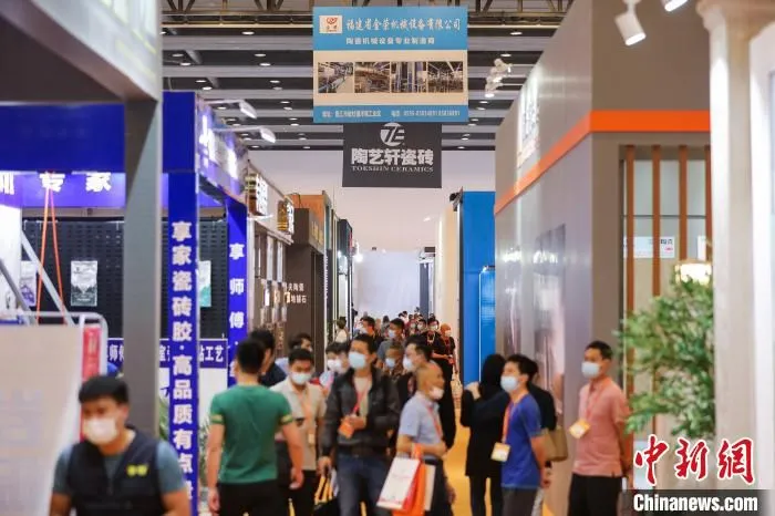第四届中国(晋江)国际家装建材博览会“线上+线下”融合办展，其中线下展会面积2万平方米。　赖进财 摄
