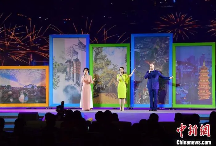 图为启动仪式上举行福州文旅推介《七溜八溜 不离福州》。 中新社记者 张斌 摄