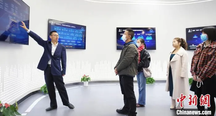 参观“武汉云”展示大厅 武汉市发改委供图