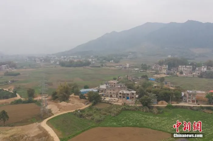 图为3月26日，航拍百岁老人莫妹仙居住的广西贺州市八步区莲塘镇上寺村。 中新社记者 陈冠言 摄