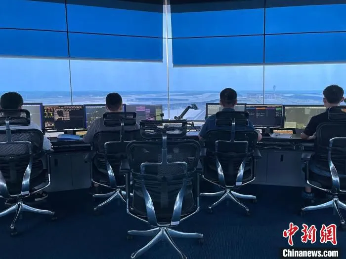 西南空管局管制员保障航班运行，为成都地区空域结构调整做好充足准备。(西南空管局 供图)