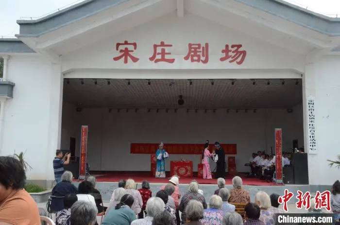 资料图：2018年，菏泽市定陶区推出的文化惠民送戏下乡活动。　孙婷婷 摄