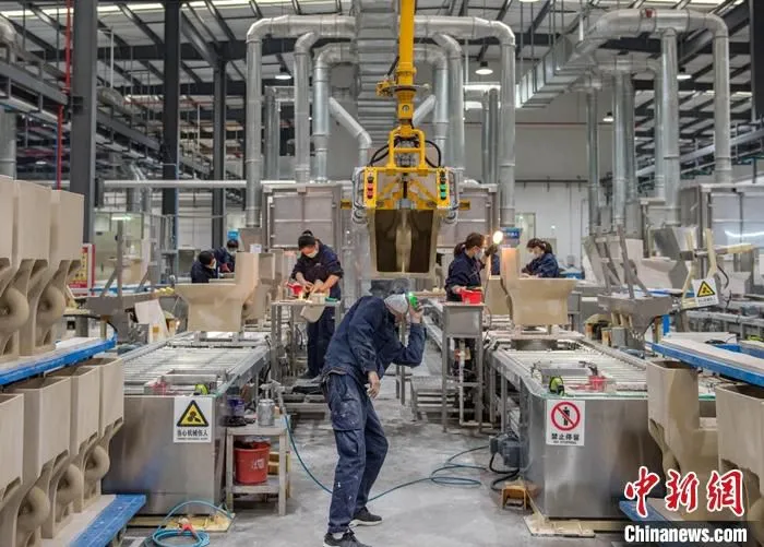 资料图为工人在泉州一家洁具厂流水线作业。中新社记者 王东明 摄