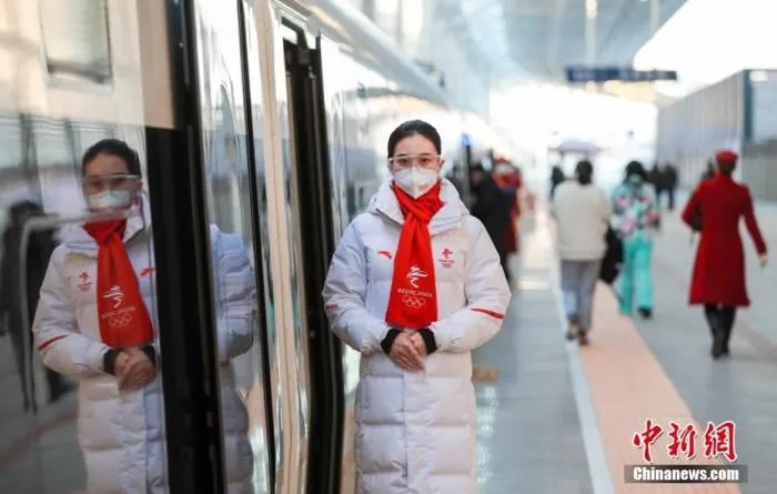 2021年12月30日，北京北站，G8811次乘务员在迎候旅客。 中新社记者 贾天勇 摄