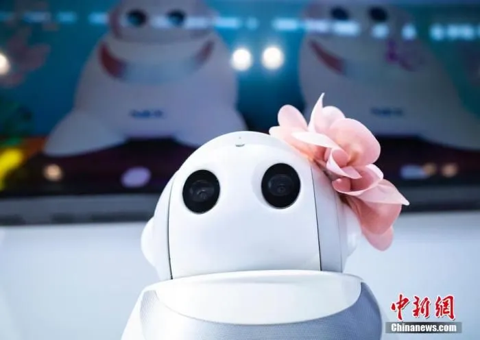 9月6日,2021年中国国际服务贸易交易会继续在北京举行,在国家会议中心展区,各展台展品的细微之处彰显特色与趣味。图为日本NEC公司展台展示的“照护机器人”。 中新社记者 侯宇 摄 9月6日,2021年中国国际服务贸易交易会继续在北京举行,在国家会议中心展区,各展台展品的细微之处彰显特色与趣味。图为日本NEC公司展台展示的“照护机器人”。 中新社记者 侯宇 摄