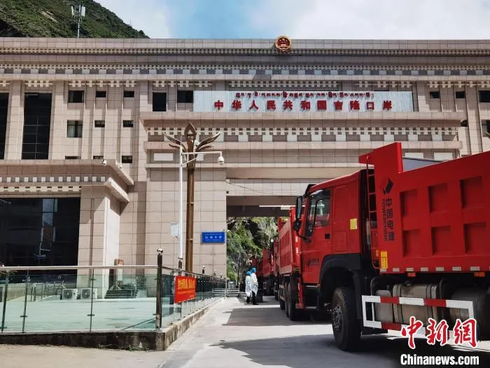 图为拉萨海关全力保障出口工程车辆自西藏吉隆口岸快速通关。资料图 拉萨海关供图