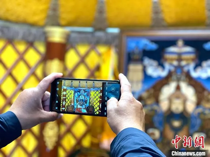 图为民众用手机拍摄蒙古国地毯。　孙睿 摄