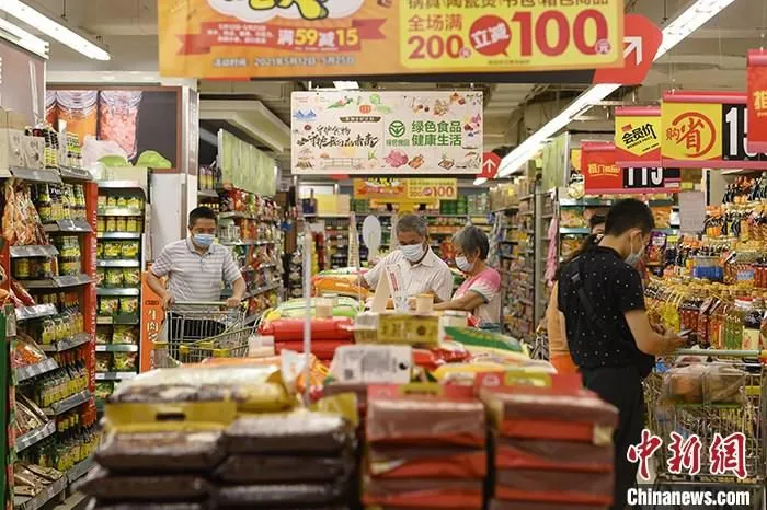 资料图：消费者在超市选购商品。 中新社记者 陈楚红 摄 