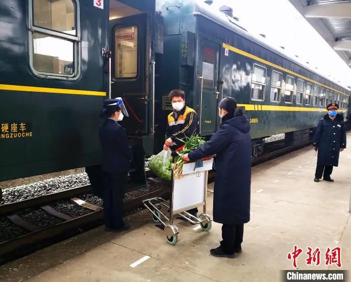 车站工作人员帮乘客搬运物资。　陈喆 摄