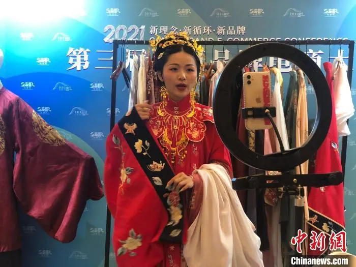 展览现场，卖家们卖力直播。　刘林 摄