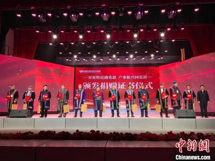 阿勒泰地区牧民靠企业的帮扶走上了致富道路。　郭静琨 摄