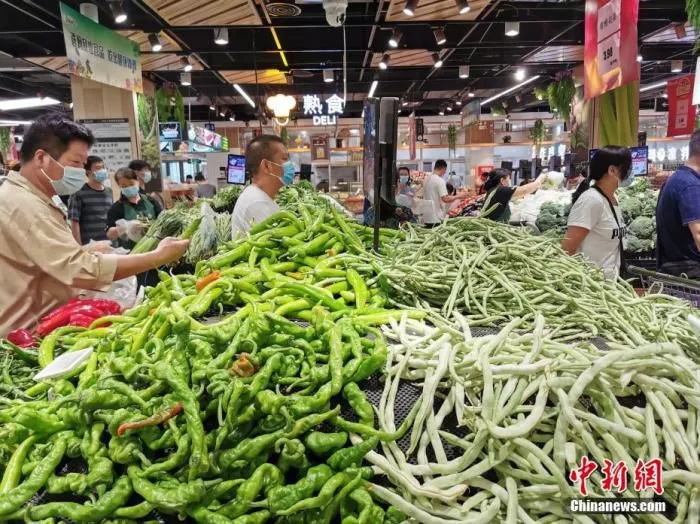 河南省郑州市的市民在一家大型超市选购蔬菜。 中新社记者 韩章云 摄 　
