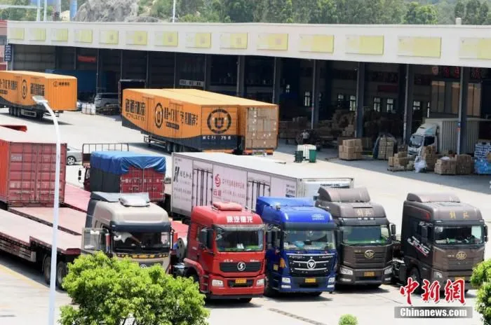 图为5月28日，依托沈海高速打造的泉州传化公路港一片繁忙景象。 中新社记者 王东明 摄