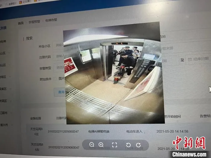 “AI+物联网”技术让电梯装上“智慧大脑”。　徐珊珊 摄