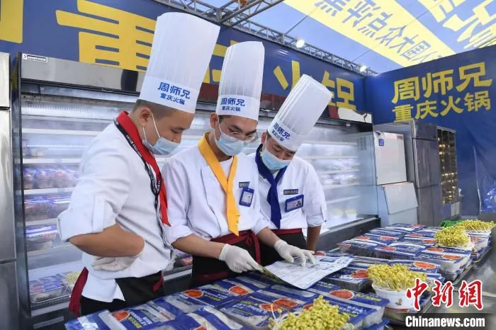 图为火锅节参展商工作人员正在现场准备食材。　陈超 摄