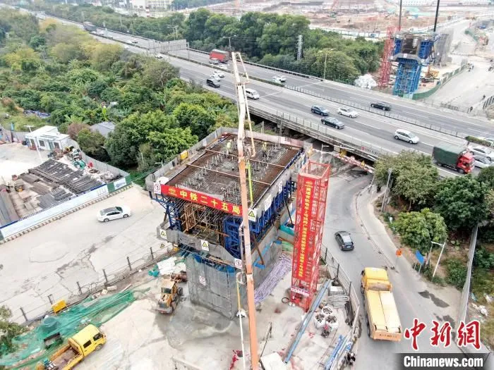 黄埔有轨电车2号线跨广深高速高架桥首个连续梁0号块浇筑完成。李佳珊 摄