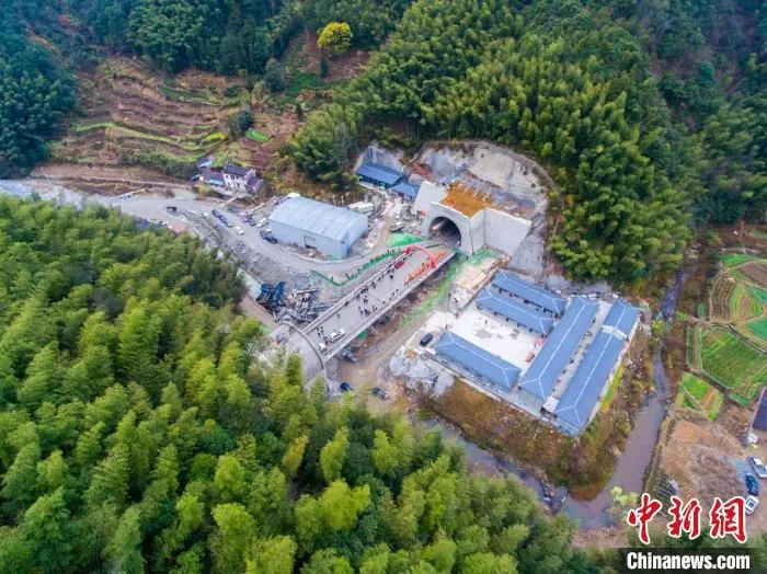 12月14日，云头山隧道顺利贯通。　苏诗洋 摄