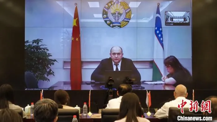 乌兹别克斯坦共和国驻上海总领事馆领事乌鲁别克夫·阿济滋致辞。　钱晨菲 摄