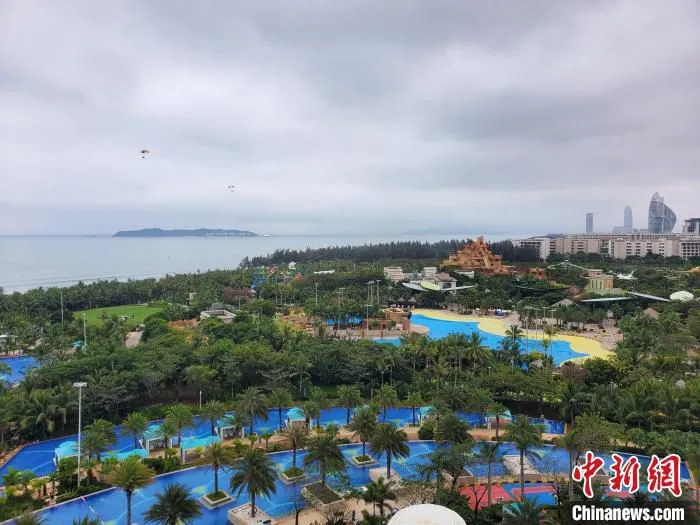 从三亚亚特兰蒂斯酒店眺望海棠湾，海棠湾聚集了众多高端旅游业态。　王晓斌 摄