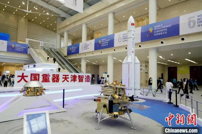 图为航天科技集团神5火箭模型，登月车模型。　张道正 摄