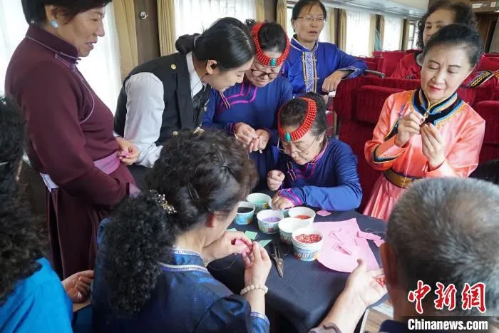 图为游客可在“呼伦贝尔号”上体验当地民俗文化。　呼伦贝尔文化旅游投资(集团)有限责任公司供图