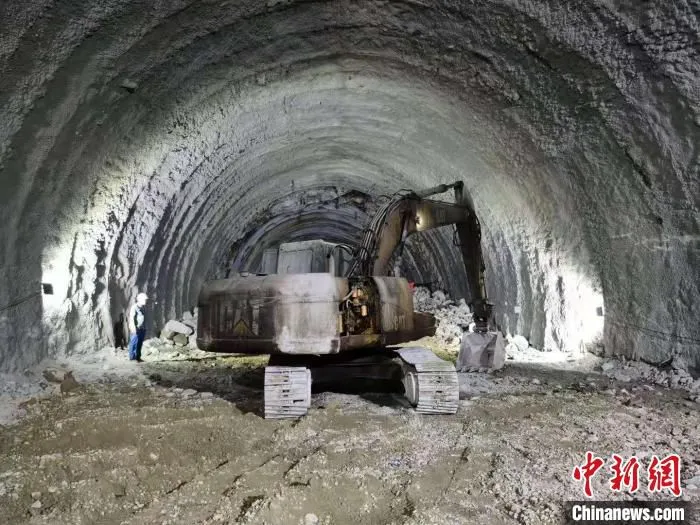 广汕铁路首座复杂地质长大隧道单向顺利贯通 郭军 摄