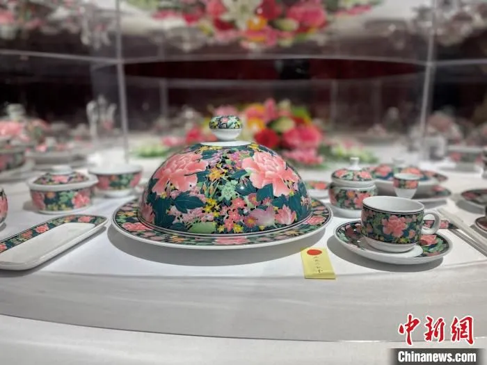 醴陵陶瓷博物馆展陈的《万紫千红》餐具。　傅聪 摄