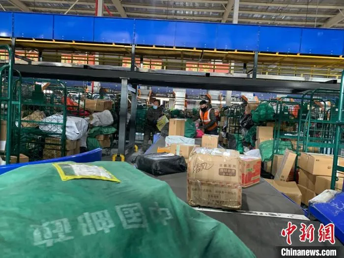 图为“双11”期间，内蒙古呼和浩特一快递分拨中心中的繁忙景象。　奥蓝 摄