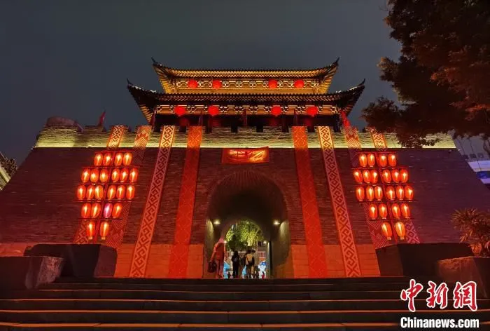 复建的仓西门城楼。　刘小丹 摄