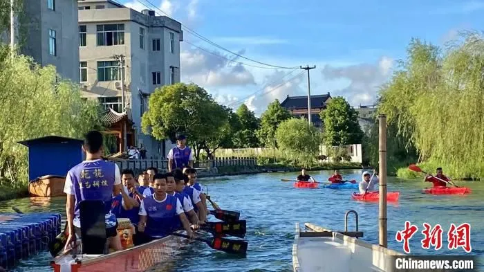 当地百姓在家门口进行水上运动。　钱晨菲 摄