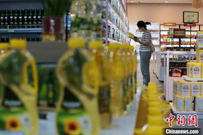 市民在山东临沂跨境电商直播基地免税店内选购商品。　梁犇 摄