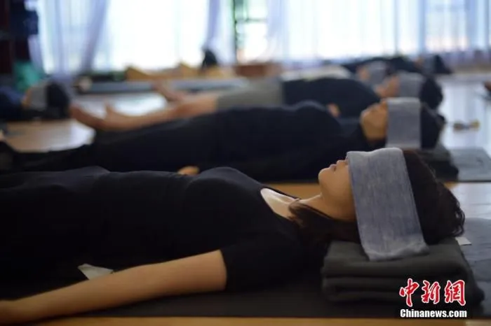资料图：广州一家瑜伽馆开了一门“睡眠术”课。图为学生在老师指导下安然入睡。中新社记者 姬东 摄