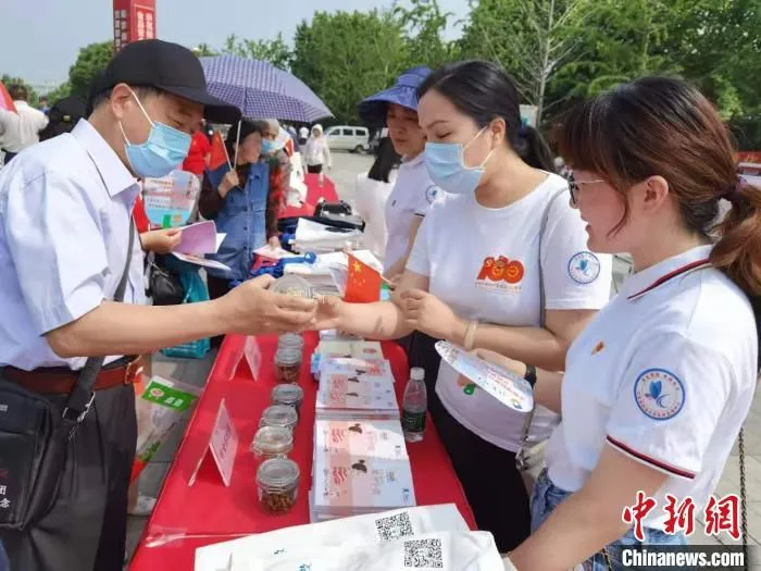 民众在咨询有关问题。　朱晓颖 摄