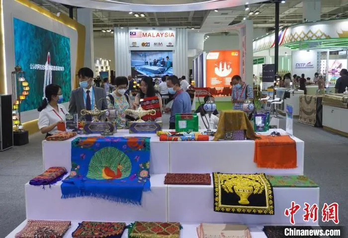 图为阿联酋馆展出产品吸引宾客。　 九美旦增 摄
