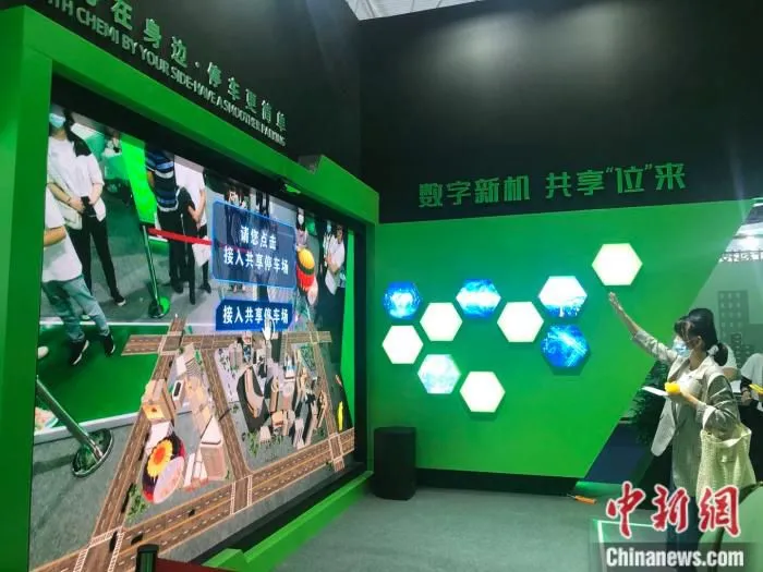 数博会上，市民在体验共享停车设备。 中新网 左宇坤 摄