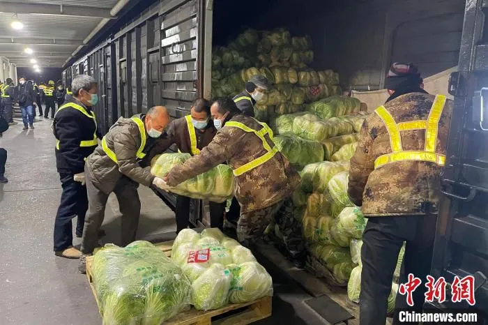 工作人员正在卸车。　马泽旭 摄